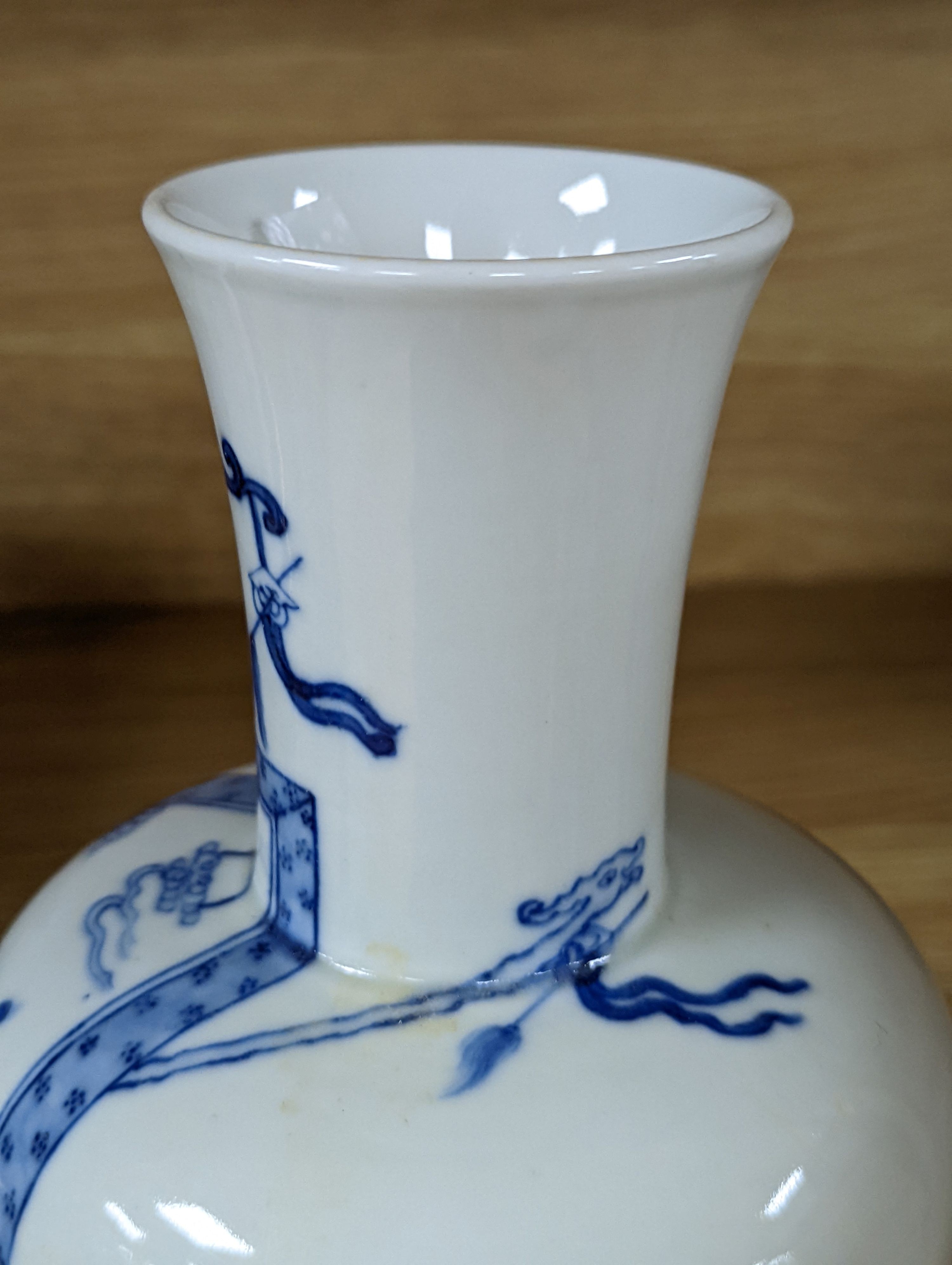 A 19th century Chinese blue and white vase, 20cm